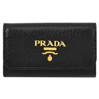 在飛比找momo購物網優惠-【PRADA 普拉達】經典浮雕LOGO荔枝皮革六孔鑰匙包(黑