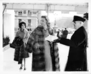 Elizabeth Taylor for the first time sees Dina Merrill in Butterfie- Old Photo