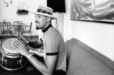 Philadelphia 76ers Wilt Chamberlain casual playing bongo drum in h- Old Photo