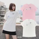 NIKE W NSW TEE 米白色 粉色 春日小花 文字塗鴉 小香風 短T 女款【FJ7714-133】