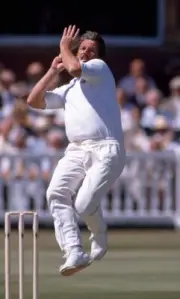 Ian Botham bowling for Worcestershire during the Benson Hedges Cup- Old Photo 1