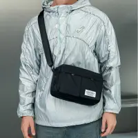在飛比找momo購物網優惠-【MoonDy】郵差包 男生包包 側背包 多功能包包 尼龍斜