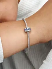 Pandora Armband mit 2 Charms
