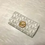 現貨⭐️保證真品💥【MICHAEL KORS】滿版MK LOGO防刮皮革翻蓋式長夾(米白)