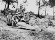 Wounded German soldier at a dressing station WWI 1915Krieg in Bild- Old Photo