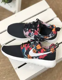 在飛比找Yahoo!奇摩拍賣優惠-[MR.CH] NIKE ROSHERUN 黑白 扶桑花 休