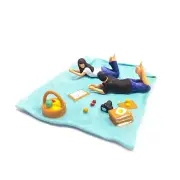 GB 1:64 Painted Figure Model ature Resin Diorama Picni Camping Couple Toy