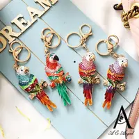 在飛比找momo購物網優惠-【ANGEL】彩羽鸚鵡水鑽鑰匙圈百搭掛件吊飾(4色可選)