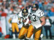 Offensive lineman Craig Wolfley Pittsburgh Steelers blocks for run- Old Photo
