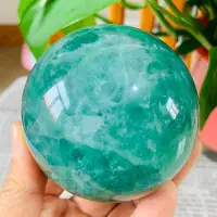 在飛比找Yahoo!奇摩拍賣優惠-FA84天然綠螢石水晶球擺件綠色水晶原石打磨屬木客廳辦公家居