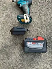 Battery adaptor from Milwaukee M18 batteries convert to Makita LXT tools