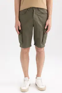 在飛比找ZALORA購物網優惠-Regular Fit Bermuda Shorts wit