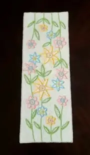 CYNTHIA ROWLEY BEADED WHITE,BLUE,GREEN,YELLOW DAISY FLOWERS TABLE RUNNER-13"X36"