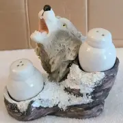 WOLF HOWLING SALT AND PEPPER SHAKER SET FIGURINE
