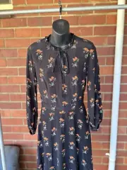 ***new*** CUE C/TC Dress Size 6 Black Floral Fit And Flare Dress
