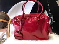 在飛比找Yahoo!奇摩拍賣優惠-※芯閣名牌精品店※ Moschino 紅色 漆皮 拼愛心牌吊