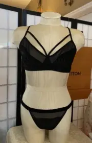 Secret Treasures NWT JR Wom L/XL Blk Velvet Bra & Panty Set