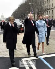 DONALD TRUMP w/ MELANIA & SON BARRON IN INAUGURAL PARADE - 8X10 PHOTO (OP-466)