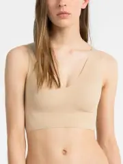 Calvin Klein Women's Invisibles Lightly Lined V-Neck Bralette qf4708