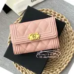 現貨二手 CHANEL 香奈兒 21K LEBOY 粉色荔枝紋短夾 翻蓋按扣卡包 零錢包 A80603