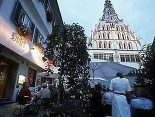 綠樹古門餐廳酒店