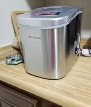 Small Ice Maker Nugget Pellet Countertop Bevarage Machine Frigidaire Portable