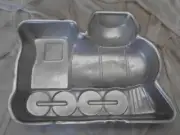Wilton LOCOMOTIVE CAKE PAN holds a 2 layer cake mix EAL