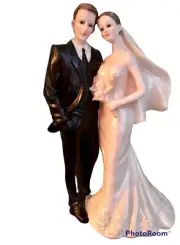 Bride & Groom Romantic Resin Wedding Figurine *Beautifully Detailed* Cake Topper