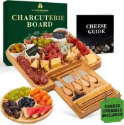 Tabla de charcutería de bambú con utensilios, bandeja y tazones