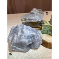 在飛比找momo購物網優惠-【Cocozy世界水晶原礦】藍方解石 含樟木座(放鬆情緒 提