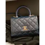 二手精品 CHANEL 香奈兒 COCO HANDLE 24 荔枝皮金扣 單肩斜挎包 手提包 深藍色 A92990