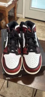 Air Jordan 1 Mid- Size 7y