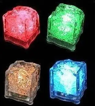【小七】發光冰塊 Led冰塊燈 觸水即亮 LED七彩或白光 浮水蠟燭燈 冰塊燈25元