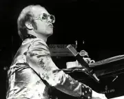 ELTON JOHN LEGENDARY SINGER SONGWRITER MUSICIAN - 8X10 PUBLICITY PHOTO (FB-998)