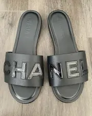 CHANEL CHA NEL LOGO BLACK LEATHER FLAT SHOES SLIDES MULES 37
