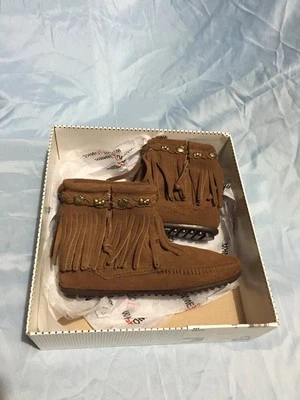 New W/Box Minnetonka Hello Kitty Dusty Brown 693K Fringe Ankle Boot Size 5.5