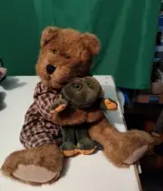 Boyds Bears 1985-1999 14" Hunter Bearsdale W/Greenspan Plush & 1991-1998 6" Frog