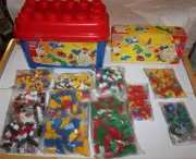 Mega Bloks 89989 Includes Container contains 1250 pieces - legos size - NEW