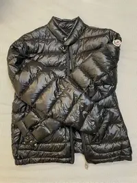 在飛比找Yahoo!奇摩拍賣優惠-Moncler 輕羽絨外套