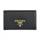 【PRADA 普拉達】PRADA浮雕金字LOGO防刮牛皮3卡壓釦式卡夾包(黑)