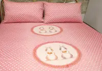 在飛比找Yahoo!奇摩拍賣優惠-【田園兔-粉色】雙人床包三件組(不含被套),100%純棉台灣