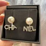 在台現貨💜35800 香奈兒 CHANEL 不對稱珍珠字母耳環 耳針 耳釘