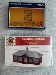 Bachmann-School House Kit - HO Sealed Pola Building Site Accessories Pair