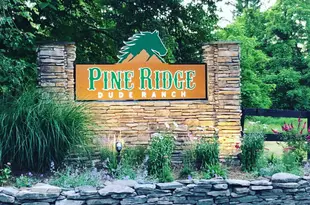 松嶺杜迪牧場酒店Pine Ridge Dude Ranch