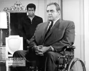 RAYMOND BURR AND DON MITCHELL IN "IRONSIDE" - 8X10 PUBLICITY PHOTO (DA903)