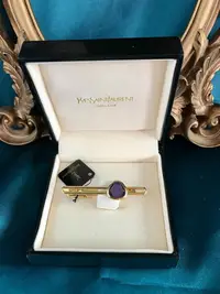 在飛比找Yahoo!奇摩拍賣優惠-Vintage原盒高端圣羅蘭YSL 紫色水晶中古領帶夾