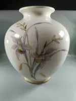 日本 保谷謹制 蘭 花瓶，釉上彩繪蘭花畫篇，胎體白釉剔透溫潤