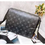 二手旗艦 LOUIS VUITTON LV 黑灰色 字紋 掀蓋 郵差包 斜背包 書包(中友店)