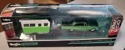 2017 Maisto Design Tow & Go 1960 FORD STARLINGER & ALAMEDA TRAILER Green-White