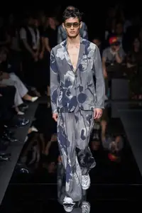 在飛比找Yahoo!奇摩拍賣優惠-EMPORIO ARMANI 2020 S/S 秀上花色灰藍